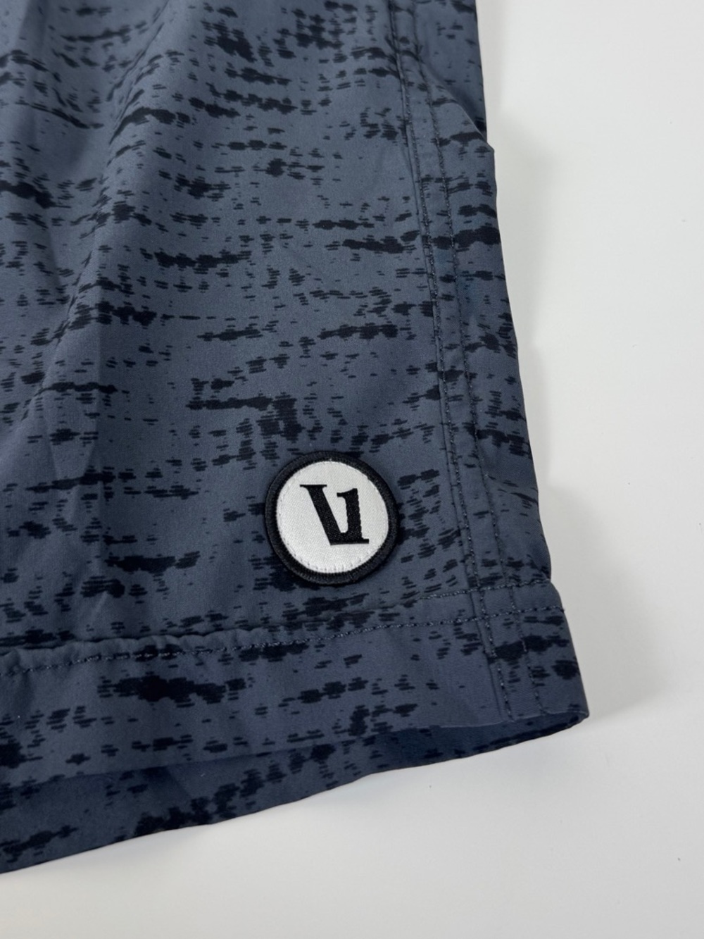 Vuori Kore Hybrid Shorts Size Medium - Picture 2 of 8